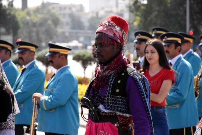 Ugandalı öğrenci 30 Ağustos Zafer Bayramı'nda zeybek oynadı